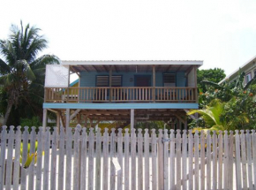 Гостиница Carolyn's Other House- Gold Standard Certified  Caye Caulker